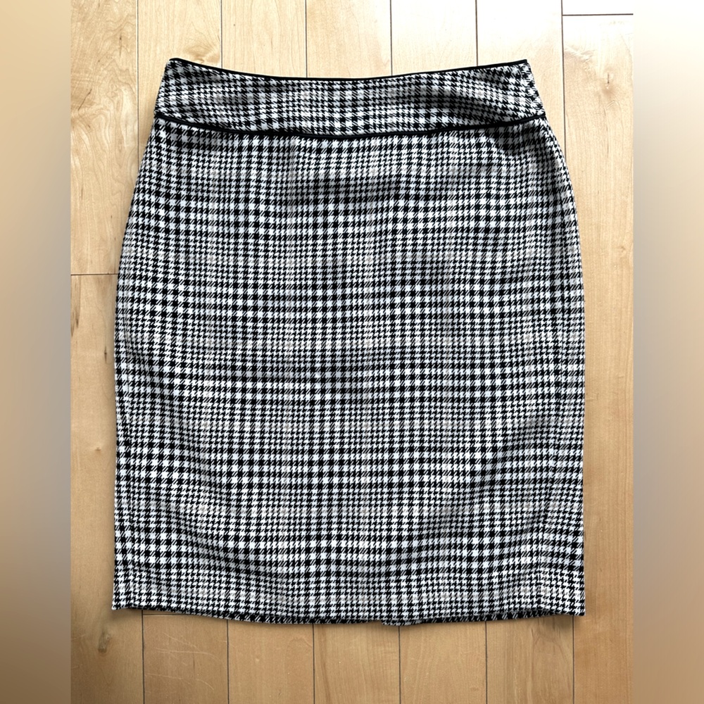 Banana Republic Houndstooth Skirt in size 0